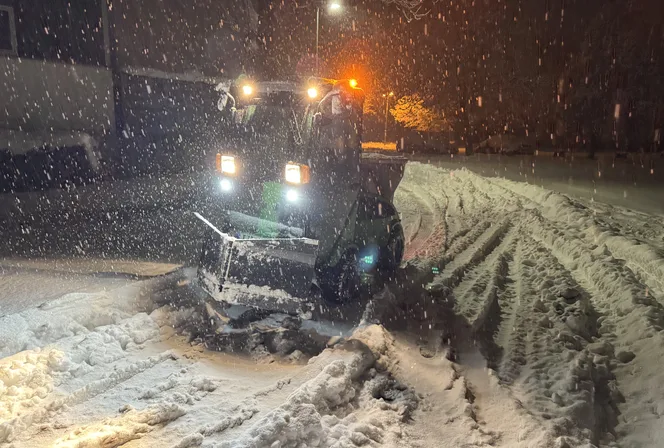 ZennWerk-Räumfahrzeug im nächtlichen Winterdienst-Einsatz
